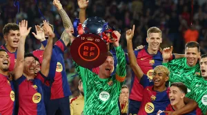 Soccer Football - LaLiga - FC Barcelona v Villarreal - Estadi Olimpic Lluis Companys, Barcelona, Spain - May 18, 2025 FC Barcelona's Marc-Andre ter Stegen lifts the trophy with teammates after winning LaLiga REUTERS/Albert Gea
