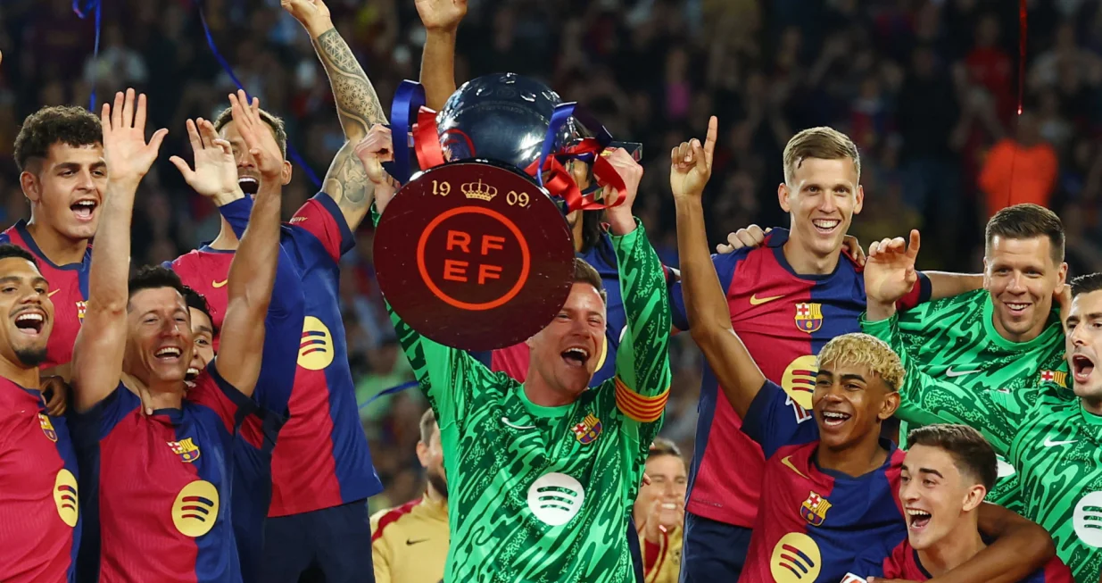 Soccer Football - LaLiga - FC Barcelona v Villarreal - Estadi Olimpic Lluis Companys, Barcelona, Spain - May 18, 2025 FC Barcelona's Marc-Andre ter Stegen lifts the trophy with teammates after winning LaLiga REUTERS/Albert Gea