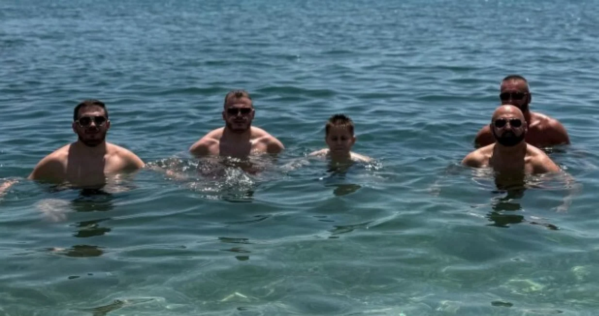 Ramo Isak sa sinovima, odmor, more, kupanje/Instagram