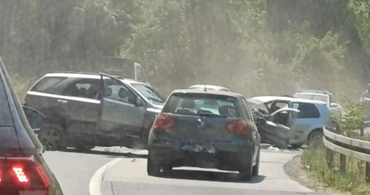 Uništena vozila na mjestu nesreće/Viber/Patrole radari//