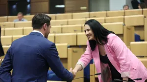 Ministar Škobić u razgovoru sa delegatkinjom Aidom Obućom /Fena/