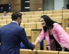 Ministar Škobić u razgovoru sa delegatkinjom Aidom Obućom /Fena/