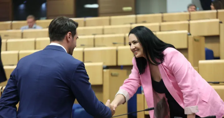 Ministar Škobić u razgovoru sa delegatkinjom Aidom Obućom /Fena/