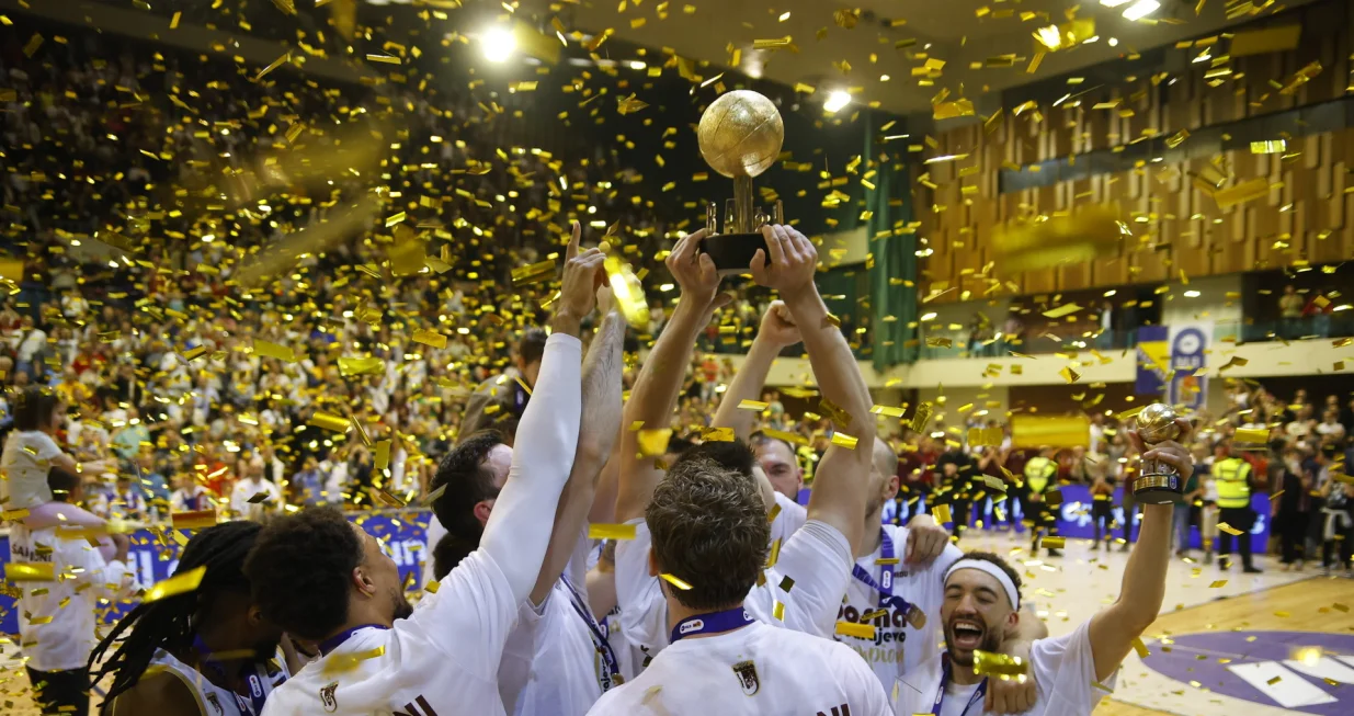 Slavlje nakon što je KK Bosna osvojila ABA 2 ligu (FOTO: Damir Deljo/Oslobođenje)