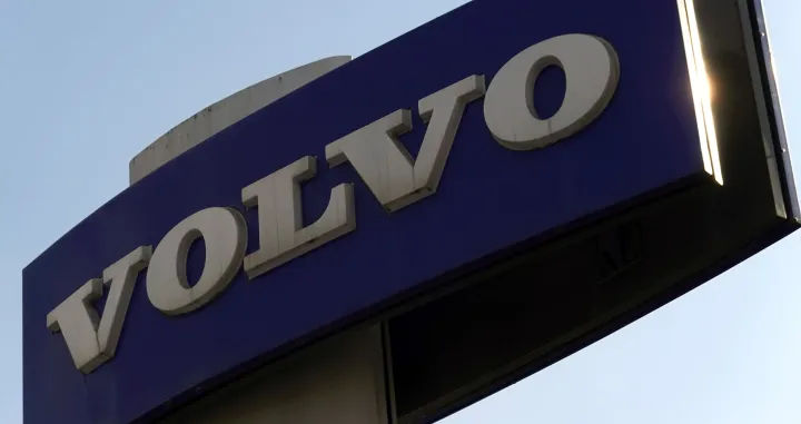 epa09828793 A view of the logo of Volvo at a car show room in Moscow Russia, 16 March 2022. On 24 February Russian troops had entered Ukrainian territory in what the Russian president declared a 'special military operation', resulting in fighting and destruction in the country, a huge flow of refugees, and multiple sanctions against Russia. As the result of sanctions imposed by the West on Russia, a number of automakers, including Volvo, BMW, Jaguar, Land Rover, Mercedes-Benz, Toyota, Mazda and others, have announced the suspension or limitation of their business in Russia, which had a significant impact on the Russian car market. EPA/MAXIM SHIPENKOV/Maxim Shipenkov