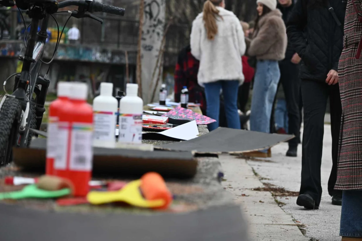 Mirno okupljanje građana na koje je pozvala neformalna grupa studenata HTP (Hoće l' ta promjena), u Hastahana Skate Parku u Sarajevu. Skup se organizuje u čast ubijenima Ineli Selimović i njenom sinu Tariku/Andrej Bjeloš