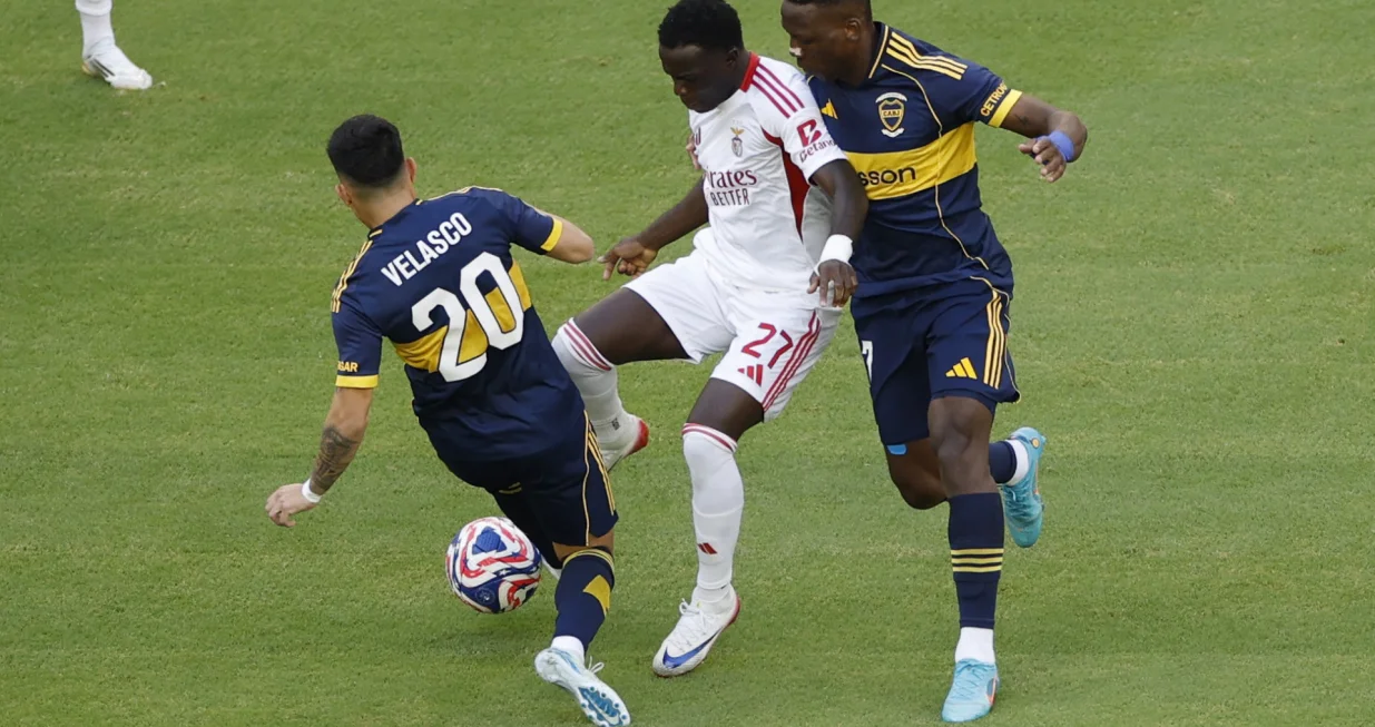 Soccer Football - FIFA Club World Cup - Group C - Boca Juniors v Benfica - Hard Rock Stadium, Miami Gardens, Florida, U.S. - June 16, 2025 Boca Juniors' Alan Velasco and Boca Juniors' Luis Advincula in action with Benfica's Bruma REUTERS/Marco Bello