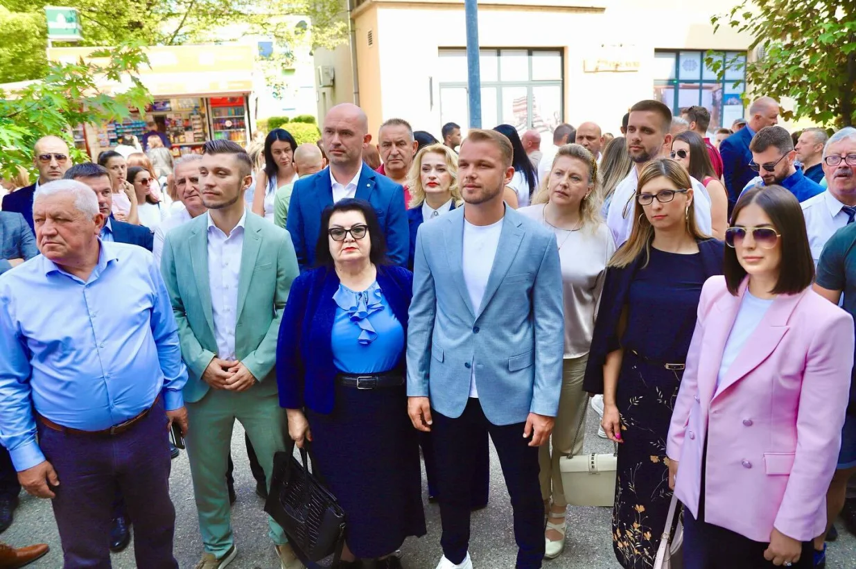 Draško Stanivuković; Članovi SDS-a i građani RS-a okupljeni ispred Okružnog suda u Banjoj Luci/Draško Stanivuković