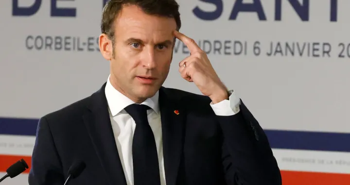 epa10392435 French President Emmanuel Macron addresses his New Year wishes to health care workers at the Centre Hospitalier Sud Francilien Hospital in the southern Paris suburban city of Corbeil-Essonnes, France, 06 January 2023. EPA/LUDOVIC MARIN/POOL MAXPPP OUT/Ludovic Marin/Pool