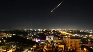 Najmanje 30 raketa lansirano je iz Irana prema nekoliko područja u Izraelu za manje od sat vremena u utorak.Izraelske procjene ukazuju na to da je 20 iranskih raketa lansirano na centralni Izrael, uključujući Jerusalem i Tel Aviv, javio je Kanal 12/Wisam Hashlamoun