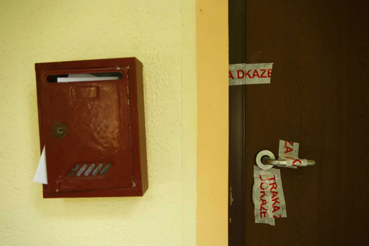 MUP KS, policija, uviđaj, ubistvo na Višnjiku, policijsko auto, iznošenje dokaza, dokazni materijal, stan u kojem je ubijena žena/Damir Deljo