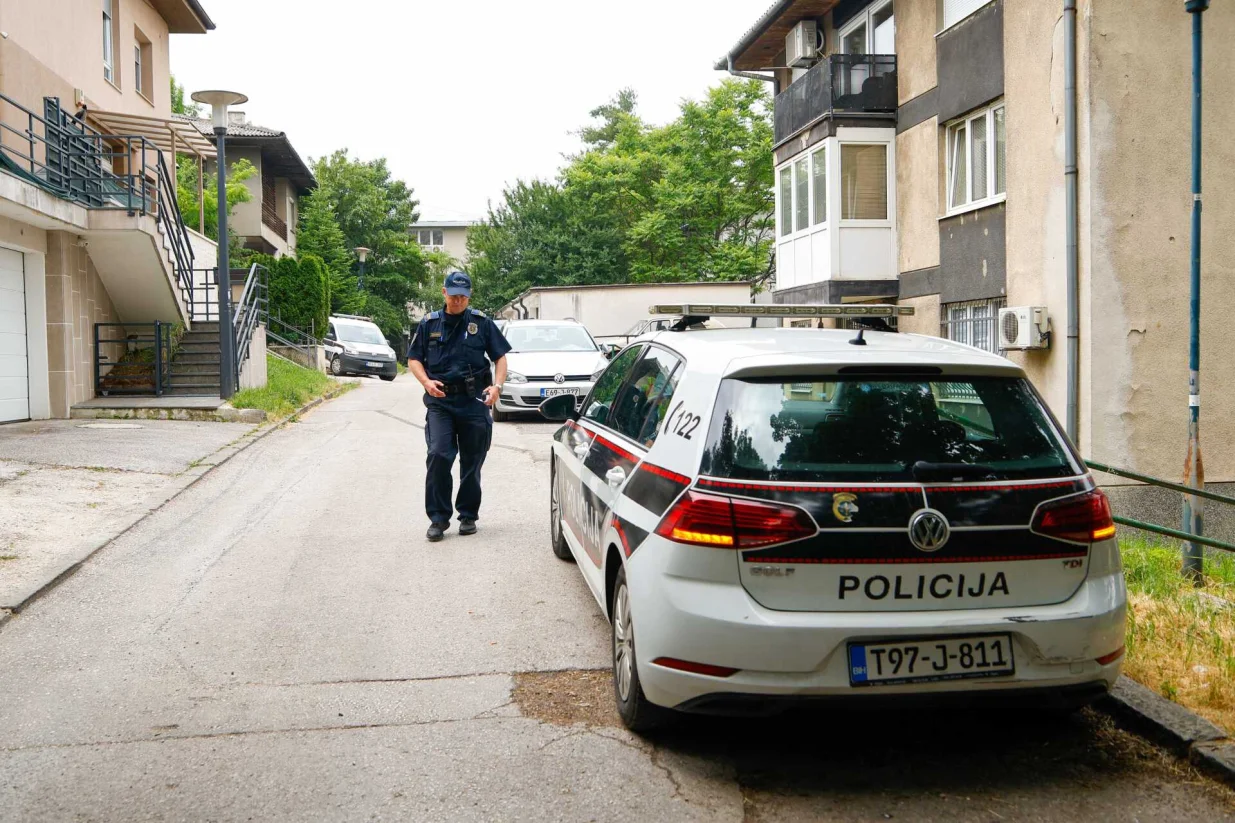MUP KS, policija, uviđaj, ubistvo na Višnjiku, policijsko auto, iznošenje dokaza, dokazni materijal/Damir Deljo