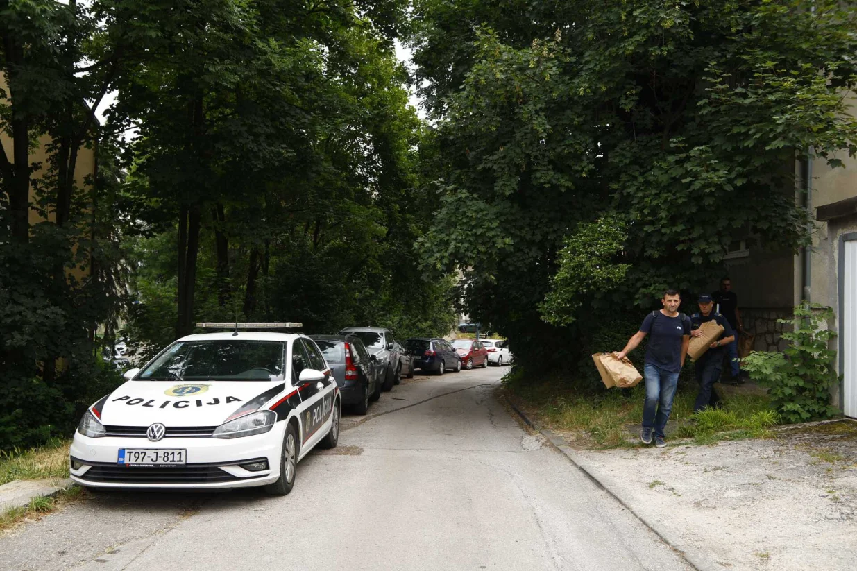 MUP KS, policija, uviđaj, ubistvo na Višnjiku, policijsko auto, iznošenje dokaza, dokazni materijal/Damir Deljo