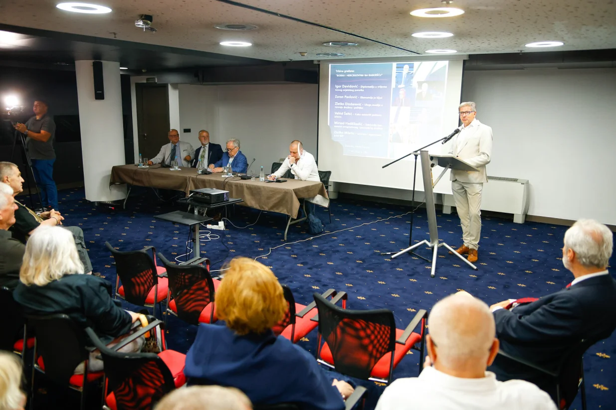 Javna tribina 'Bosna i Hercegovina na raskršću' - hotel Evropa/Damir Deljo
