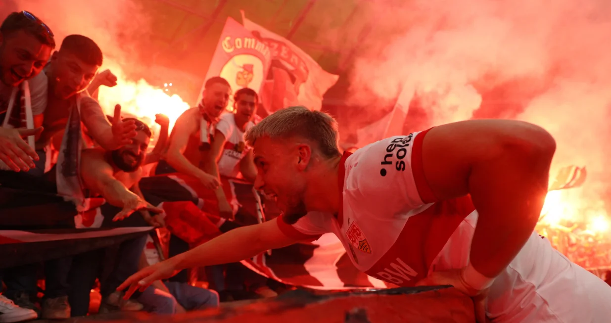 Soccer Football - DFB Cup - Final - Arminia Bielefeld v VFB Stuttgart - Olympiastadion, Berlin, Germany - May 24, 2025 VfB Stuttgart's Ermedin Demirovic celebrates with fans after winning the DFB Cup Final REUTERS/Leon Kuegeler DFB REGULATIONS PROHIBIT ANY USE OF PHOTOGRAPHS AS IMAGE SEQUENCES AND/OR QUASI-VIDEO.