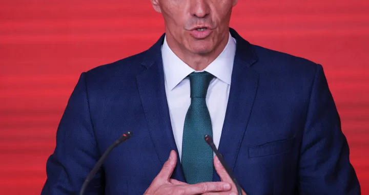 Spain's Prime Minister Pedro Sanchez, who is also a leader of the Socialist ruling party (PSOE), holds a press conference after a Socialist Party meeting following a senior official's alleged graft case at headquarters in Madrid, Spain June 16, 2025. REUTERS/Nacho Doce/Nacho Doce