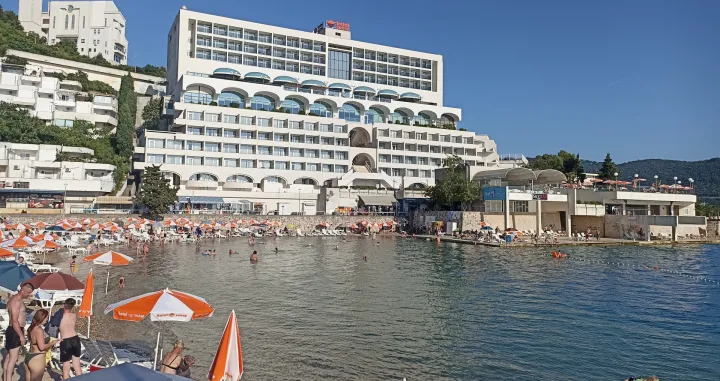 Plaža ispred hotela Sunce u 18 sati/