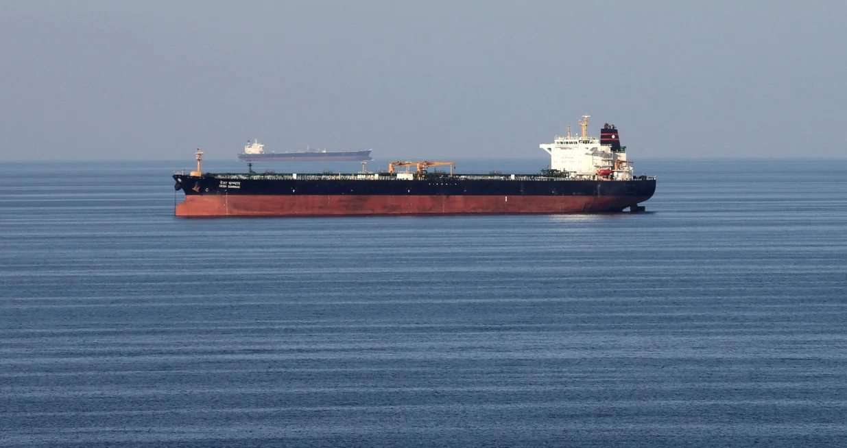 FILE PHOTO: FILE PHOTO: Oil tankers pass through the Strait of Hormuz, December 21, 2018. REUTERS/Hamad I Mohammed/File Photo/File Photo/Hamad I Mohammed