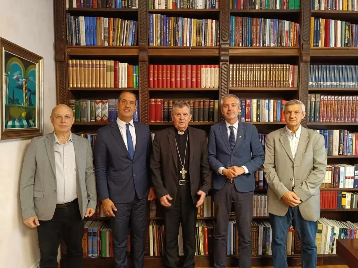 Prof. dr. sc. Hrvoje Milošević, dr. sc. Nikola Čiča, nadbiskup mons. dr. Tomo Vukšić, prof. dr. sc. Sanjin Kodrić i Nazif Salčin/
