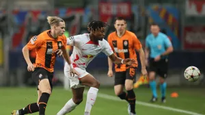 epa10282221 Mykhailo Mudryk (L) of Shakhtar Donetsk and Mohamed Simakan (R) of RB Leipzig in action during the UEFA Champions League group F soccer match between Shakhtar Donetsk and RB Leipzig in Warsaw, Poland, 02 November 2022. EPA/Leszek Szymanski POLAND OUT