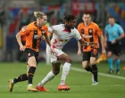 epa10282221 Mykhailo Mudryk (L) of Shakhtar Donetsk and Mohamed Simakan (R) of RB Leipzig in action during the UEFA Champions League group F soccer match between Shakhtar Donetsk and RB Leipzig in Warsaw, Poland, 02 November 2022. EPA/Leszek Szymanski POLAND OUT