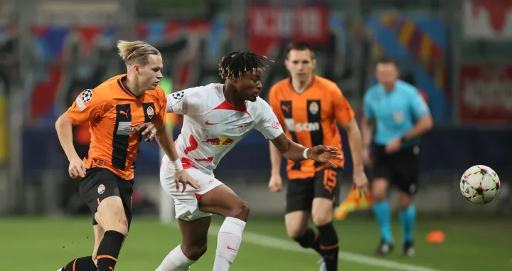 epa10282221 Mykhailo Mudryk (L) of Shakhtar Donetsk and Mohamed Simakan (R) of RB Leipzig in action during the UEFA Champions League group F soccer match between Shakhtar Donetsk and RB Leipzig in Warsaw, Poland, 02 November 2022. EPA/Leszek Szymanski POLAND OUT