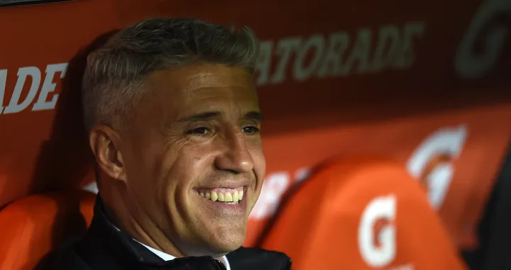 epa09179931 Sao Paulo's coach Hernan Crespo smiles during the Group E match of the Copa Libertadores between Racing Club and Sao Paulo, at the Presidente Peron 'El Cilindro' stadium, in Avellaneda, Argentina, 05 May 2021. EPA/Marcelo Endelli/POOL