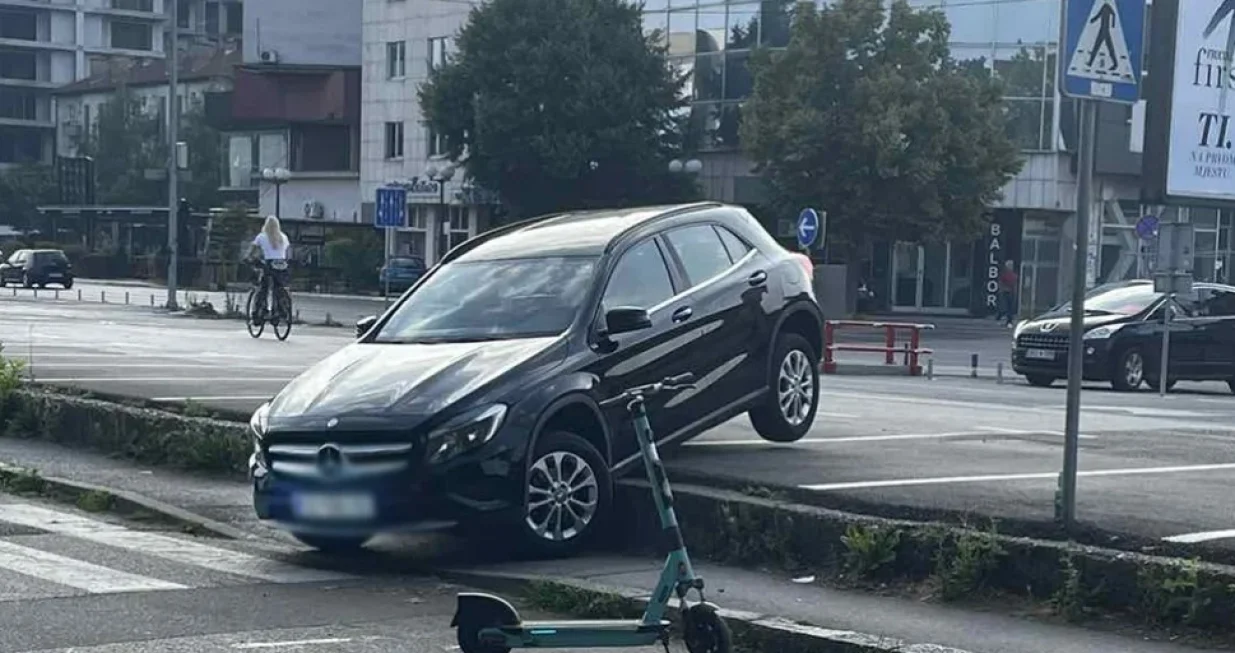 Automobil "visi" preko ivice parkinga/Viber//