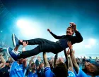 Soccer Football - Serie A - Napoli v Cagliari - Stadio Diego Armando Maradona, Naples, Italy - May 23, 2025 Napoli coach Antonio Conte is thrown in the air by his players as they celebrates winning Serie A REUTERS/Matteo Ciambelli  TPX IMAGES OF THE DAY