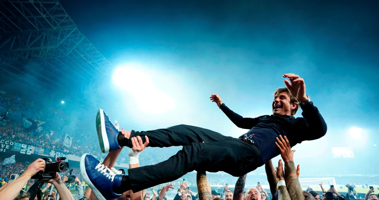 Soccer Football - Serie A - Napoli v Cagliari - Stadio Diego Armando Maradona, Naples, Italy - May 23, 2025 Napoli coach Antonio Conte is thrown in the air by his players as they celebrates winning Serie A REUTERS/Matteo Ciambelli  TPX IMAGES OF THE DAY
