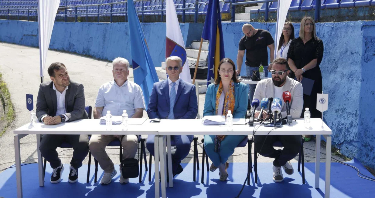 Press na Grbavici ispred južne tribine - (FOTO: Damir Deljo - Oslobođenje)