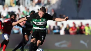 Soccer Football - Taca de Portugal - Final - Benfica v Sporting CP - Estadio Nacional do Jamor, Lisbon, Portugal - May 25, 2025 Sporting CP's Viktor Gyokeres scores their first goal from the penalty spot REUTERS/Pedro Rocha