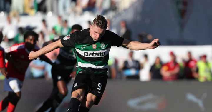 Soccer Football - Taca de Portugal - Final - Benfica v Sporting CP - Estadio Nacional do Jamor, Lisbon, Portugal - May 25, 2025 Sporting CP's Viktor Gyokeres scores their first goal from the penalty spot REUTERS/Pedro Rocha