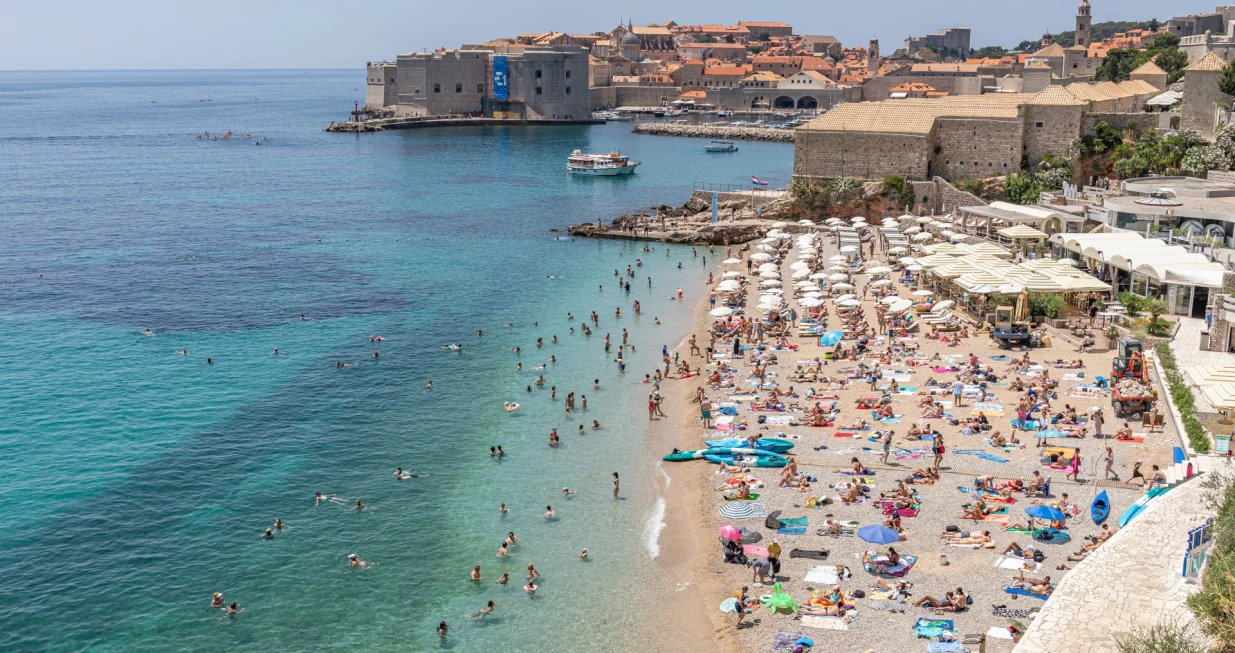 19.06.2025., Dubrovnik - Plaze pune kupaca i turisticka guzva. Photo: Grgo Jelavic/PIXSELL/Grgo Jelavic/pixsell