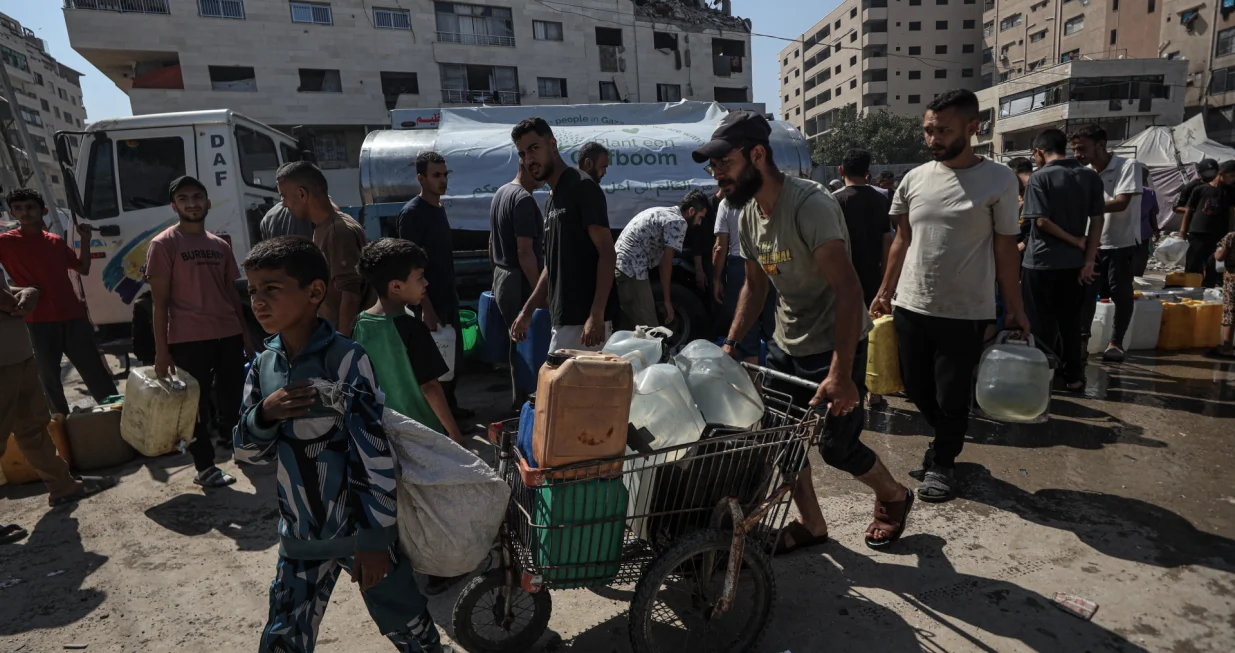 GAZA (AA) - Kriza s nestašicom vode nastavlja se pogoršavati u Pojasu Gaze, koji je i dalje pod izraelskom blokadom i kontinuiranim napadima.Cisterne dolaze u kamp u gradu Gaza i distribuira vodu raseljenim Palestincima.Palestinci u Gazi, čija je infrastruktura teško oštećena kao rezultat izraelskih napada, imaju poteškoća s pristupom vodi za piće. Većina stanovništva suočava se s ozbiljnom nestašicom vode zbog uništavanja bunara i rezervoara za vodu.Stalna nestašica vode otežava svakodnevni život stanovnicima, dodatno pogoršavajući humanitarnu krizu u regiji. (Abdalhkem Abu Riash - Anadolu Agency)/