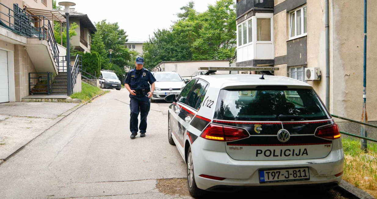 MUP KS, policija, uviđaj, ubistvo na Višnjiku, policijsko auto, iznošenje dokaza, dokazni materijal/Damir Deljo