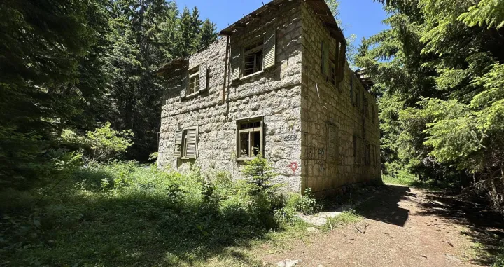Devastirani planinarski dom Vaso Miskin CrniIzgrađen 1896 godine u vrijeme Austro-Ugarske monarhije, porušen u vihoru ratnih dešavanja Prvog svjetskog rata da bi na ostatcima njegovih temelja 1926 godine bio izgrađen Dom kralja Aleksandra u vrijeme Kraljevine Jugoslavije a koji ponovo stradao u Drugom svjetskom ratu.Na zaostalim ruševinama 1960 godine izgrađen je planinarski dom Vaso Miskin Crni,/Oslobođenja