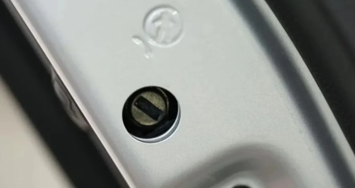 Znate li čemu služi ova mala rupa na zadnjim vratima automobila? Ima nevjerovatnu funkciju/Youtube/@volkswagen_usa