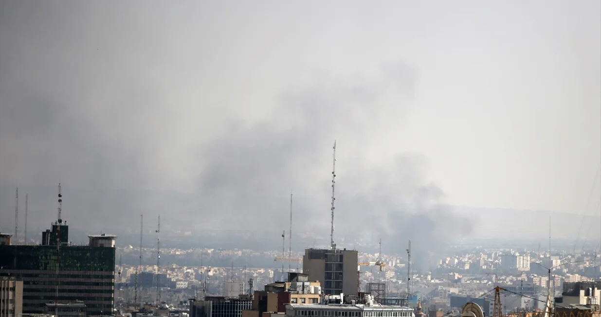 Dim iznad Teherana nakon novih izraelskih napada u nedjelju, 15. juna/Fatemeh Bahrami