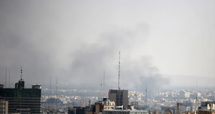 Dim iznad Teherana nakon novih izraelskih napada u nedjelju, 15. juna/Fatemeh Bahrami