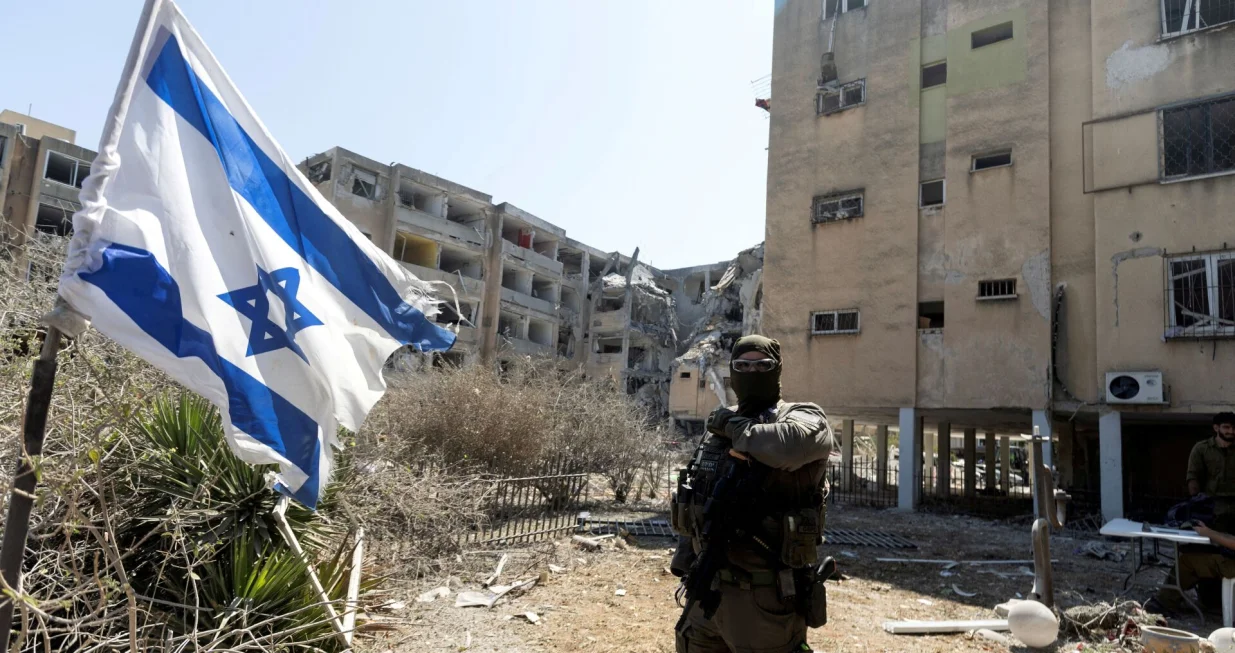 Security personnel works at an impact site following a missile strike from Iran on Israel, in Holon, Israel June 19, 2025. /Oren Ben Hakoon/Oren Ben Hakoon