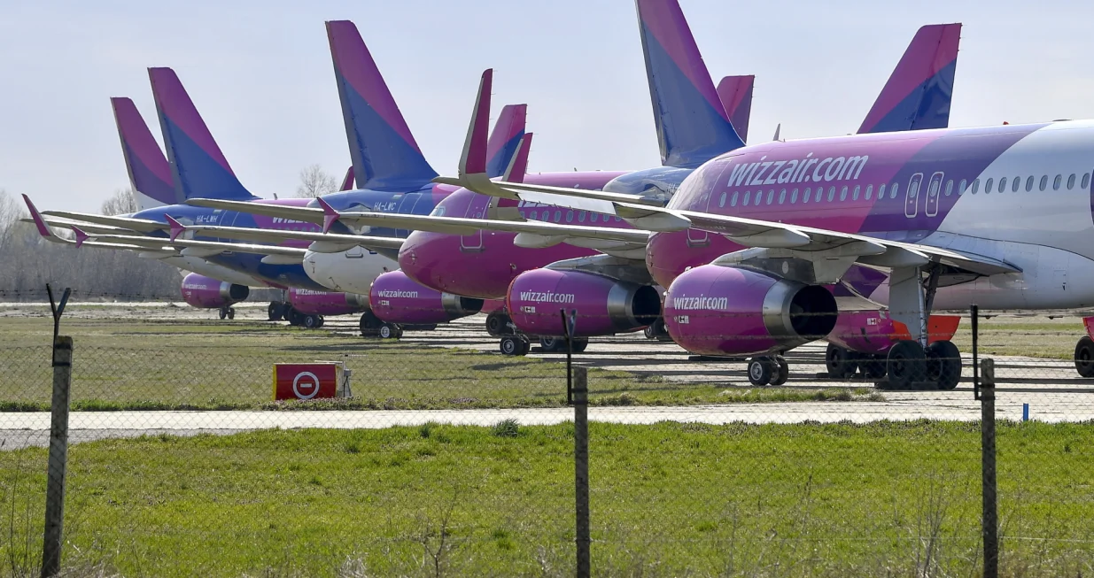 epa08313864 Nine passenger planes of the Hungarian low-cost airline WizzAir are parked at the Debrecen airport, Hungary, 22 March 2020, as the airline cut back on service due to the coronavirus COVID-19 pandemic. EPA/Zsolt Czegledi HUNGARY OUTHUNGARY OUT/Zsolt Czegledi