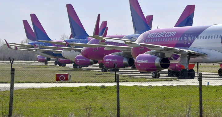 epa08313864 Nine passenger planes of the Hungarian low-cost airline WizzAir are parked at the Debrecen airport, Hungary, 22 March 2020, as the airline cut back on service due to the coronavirus COVID-19 pandemic. EPA/Zsolt Czegledi HUNGARY OUTHUNGARY OUT/Zsolt Czegledi