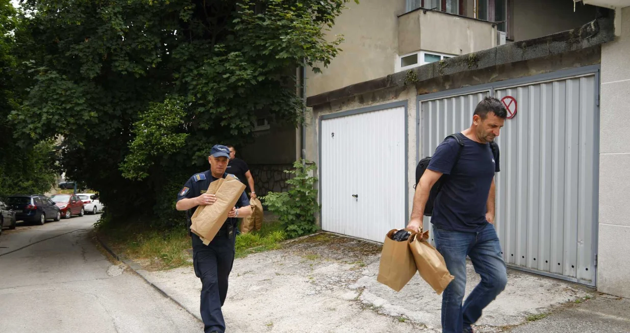 MUP KS, policija, uviđaj, ubistvo na Višnjiku, policijsko auto, iznošenje dokaza, dokazni materijal/Damir Deljo