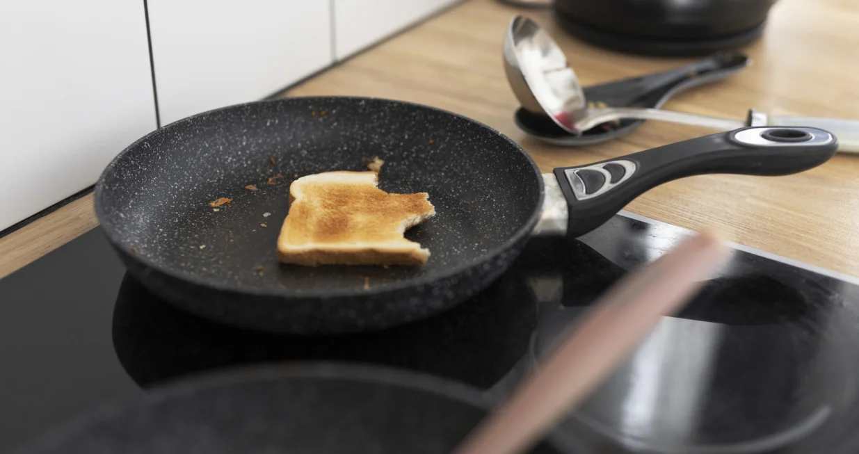 Ogrebana teflonska tava može ispustiti štetne tvari/Free Pik