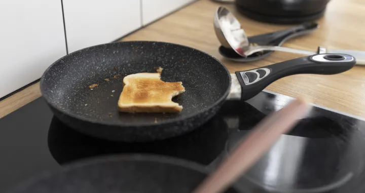 Ogrebana teflonska tava može ispustiti štetne tvari/Free Pik