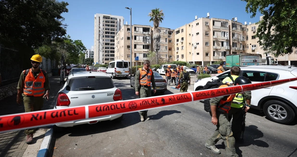 Prikaz štete nakon što je nekoliko raketa lansiranih iz Irana navodno pogodilo to područje kao odmazdu za nedavne izraelske napade, u Holonu, južno od Tel Aviva, Izrael/Saeed Qaq