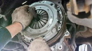 kvačilo, automobil, mehaničar/Mr Clutch Autocentres