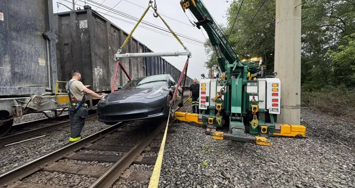 tesla na šinama/Facebook Spitlers Garage & Towing 