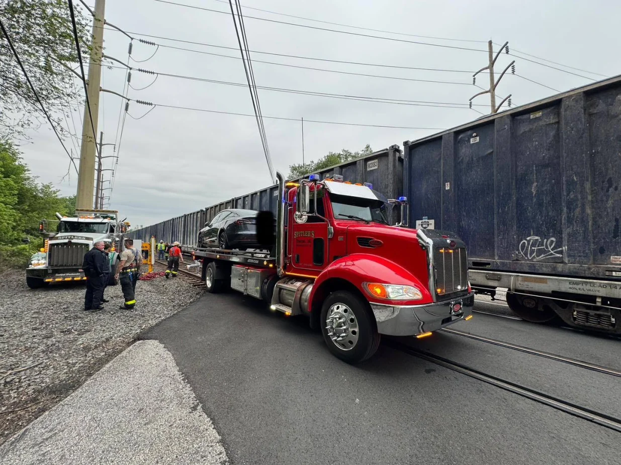 tesla na šinama/Facebook Spitlers Garage & Towing 